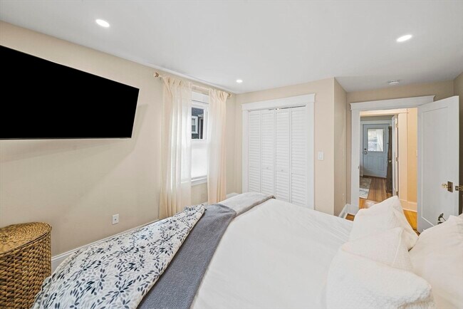 Building Photo - 57 Cook St