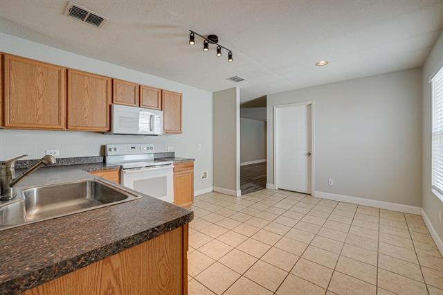 Building Photo - 14112 Esperanza Dr