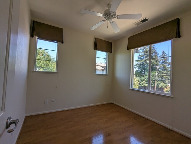 Building Photo - 2854 Jefferson Ln
