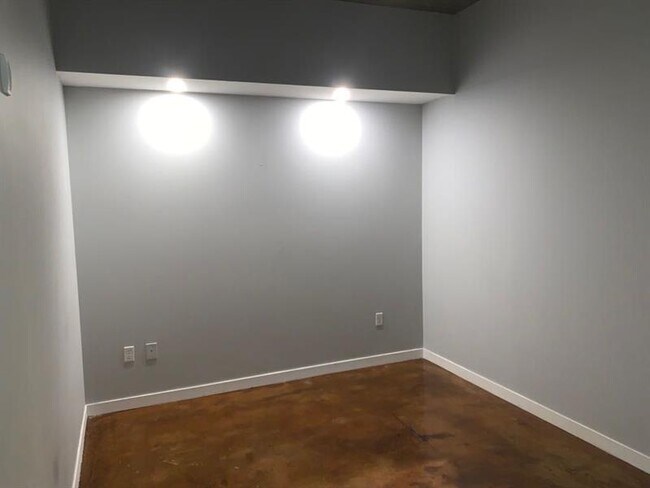 Building Photo - 335 W Ponce de Leon Ave