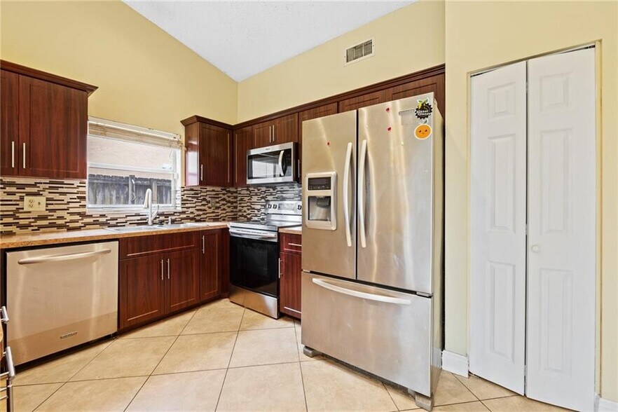 Primary Photo - 4950 NW 83rd Ave