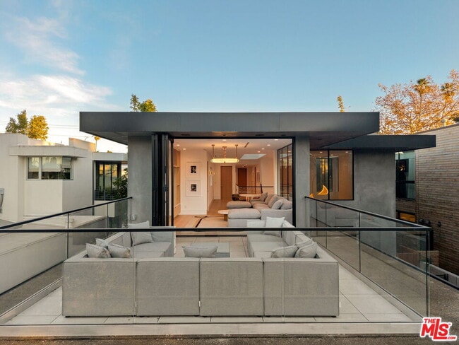 Building Photo - 738 Palms Blvd