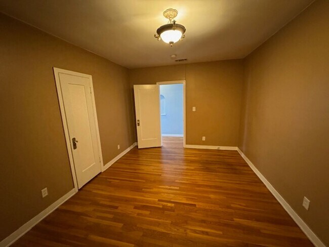 Building Photo - DE SOTO 2727-2729