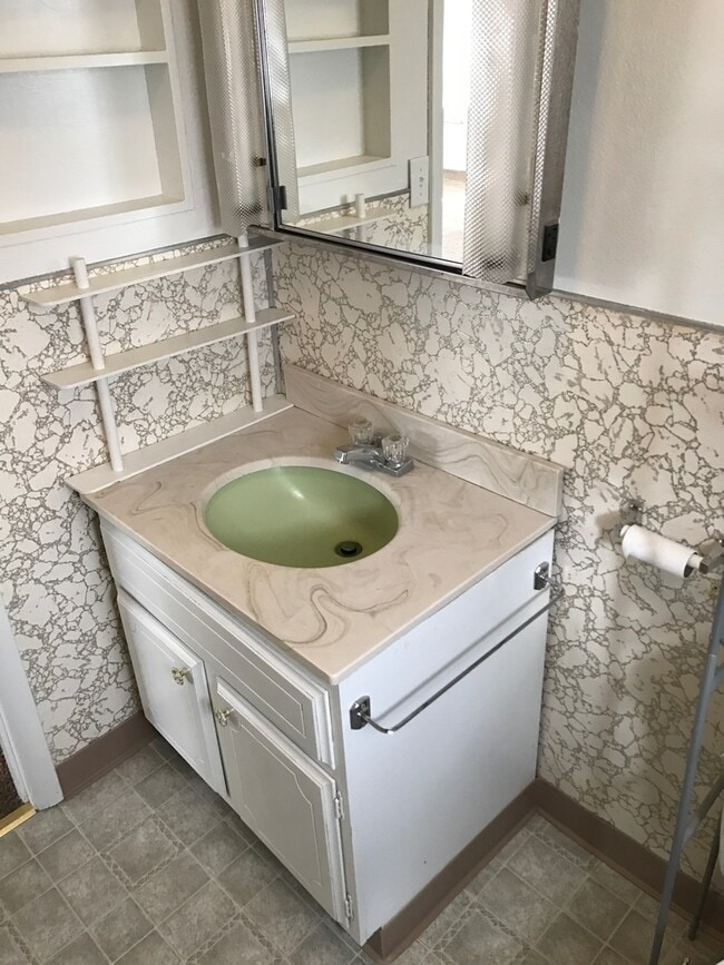 Building Photo - Cozy One Bedroom House Available in Centra...