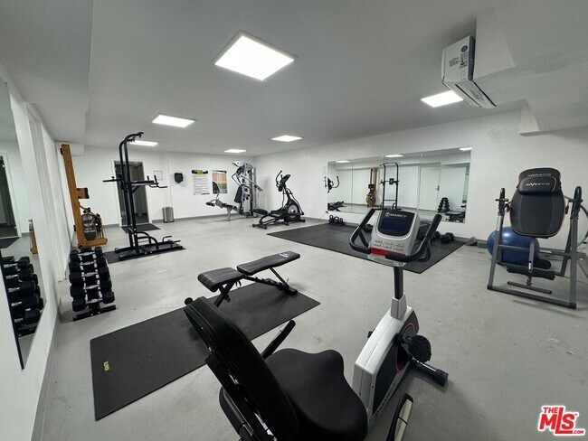 Building Photo - 960 Larrabee St