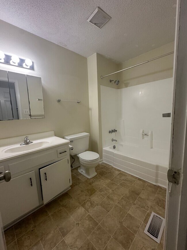 Building Photo - Northeast Raleigh 3 bedroom gem!