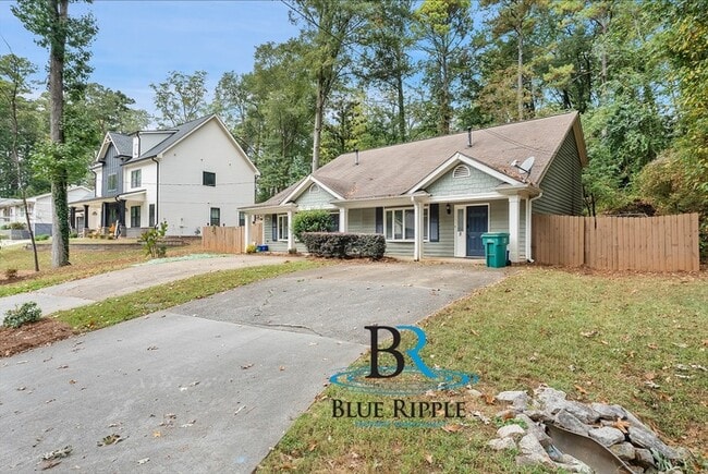 Building Photo - Spacious 3BR/2Bth Prime Smyrna Location on...