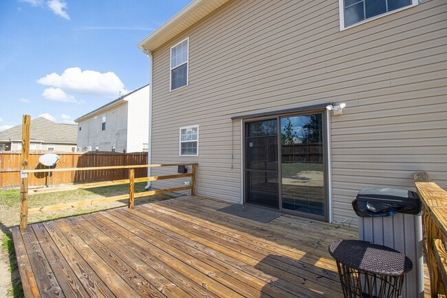 Building Photo - Beautiful 3BR/2.5BA Home with Fenced Yard, Granite Kitchen & Neighborhood Pool