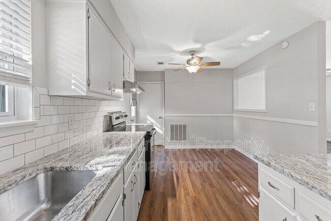 Building Photo - 123 Kingsway Dr