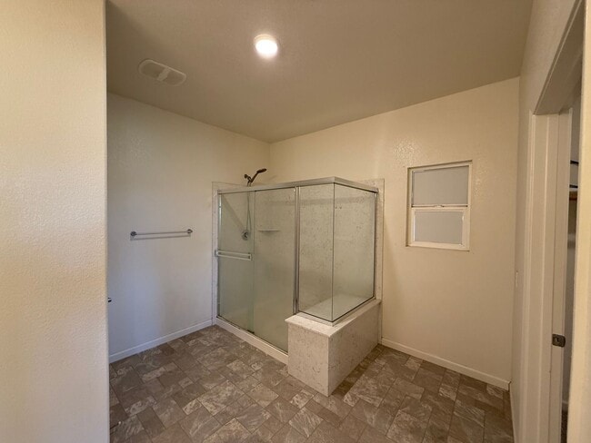 Building Photo - Single story home in with large backyard!