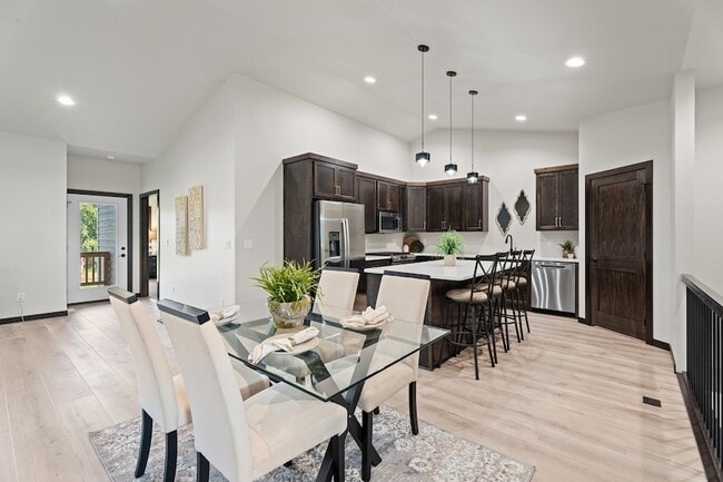 Building Photo - 1107 S Foss Ave