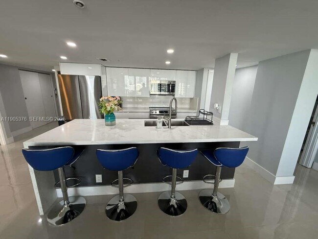 Building Photo - 1717 N Bayshore Dr