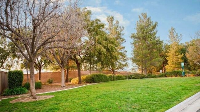 Building Photo - Updated Spacious 2 Bedroom Condo with attached garage in West Murrieta