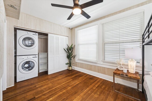 Building Photo - 3828 Seawall Blvd