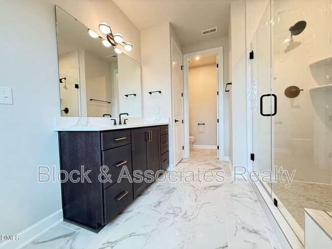 Building Photo - 216 Oak Summit Pl