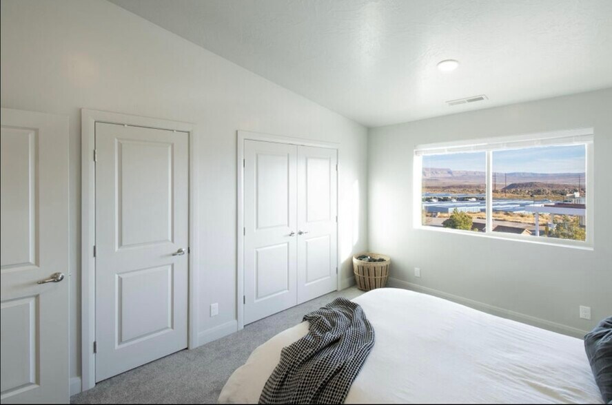 Building Photo - 128 N Lone Rock Dr