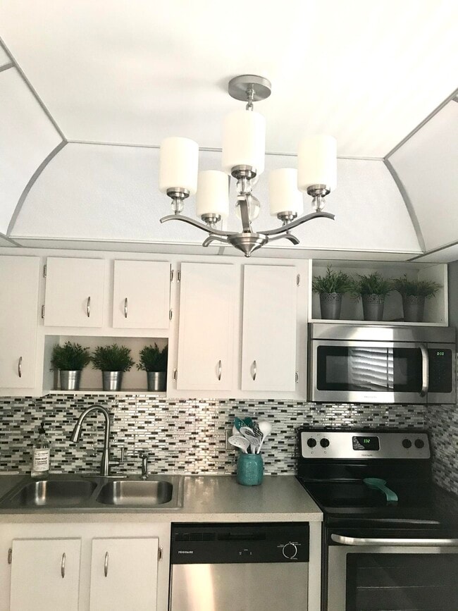 Building Photo - 1010 Country Club Dr