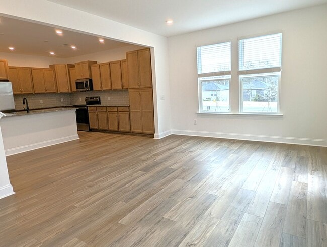 Building Photo - Beautiful, 2 story, end-unit, Townhome located in the Bell Glen Community!