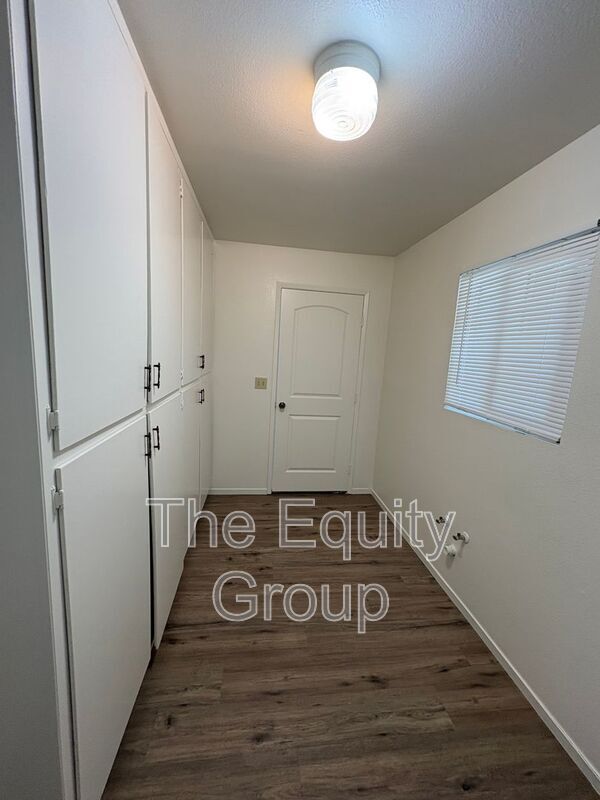 Building Photo - 700 E Tulare Ave