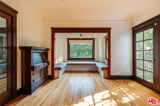 Building Photo - 2027 Canyon Dr