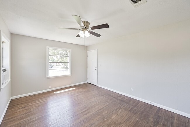 Building Photo - 1501 Greenbrier Dr