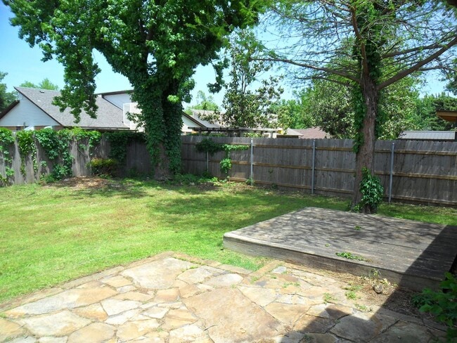 Building Photo - Great Home Close to Campus