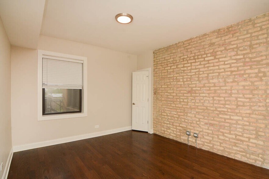 Building Photo - 2228 N Sawyer Ave