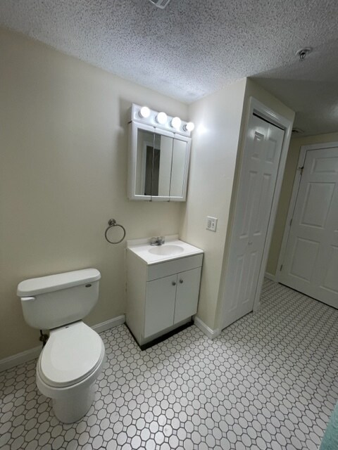 Full Bath - 31 Devereux St