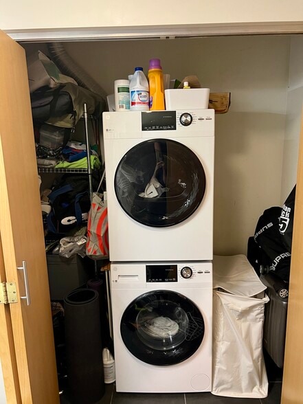 Full-Size Washer/Dryer - 1400 NW Irving St