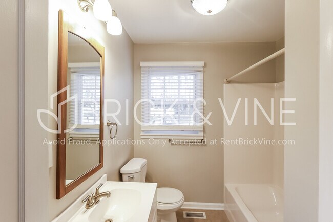 Building Photo - 813 Highbury Dr