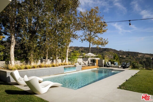 Building Photo - 2344 Banyan Dr