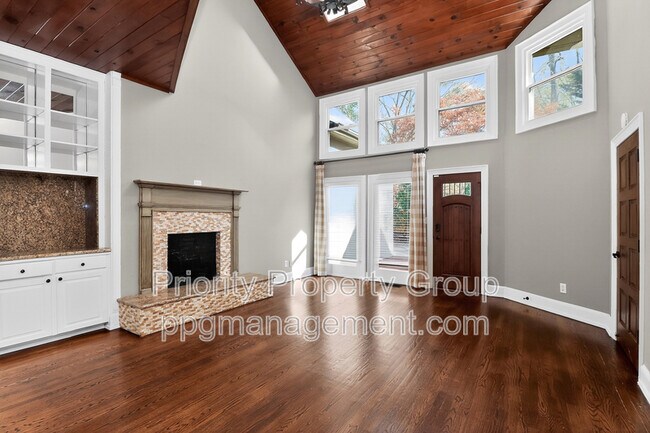 Building Photo - 16205 Riverpointe Dr