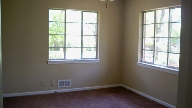 Building Photo - 2716 Wood Dr NE