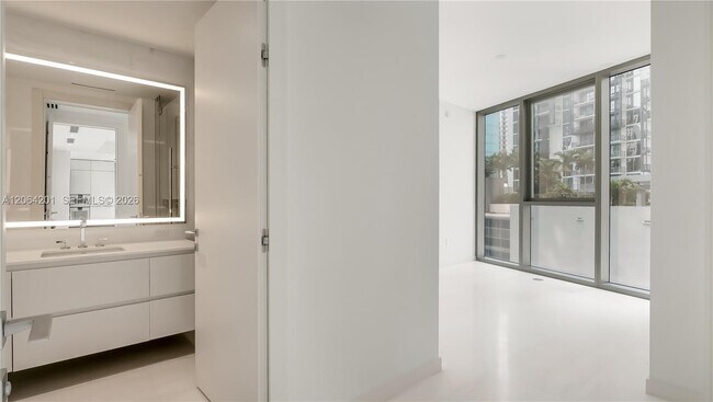 Building Photo - 300 Biscayne Blvd Way