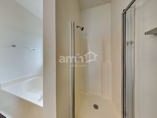 Building Photo - 3439 Silverlake Ct