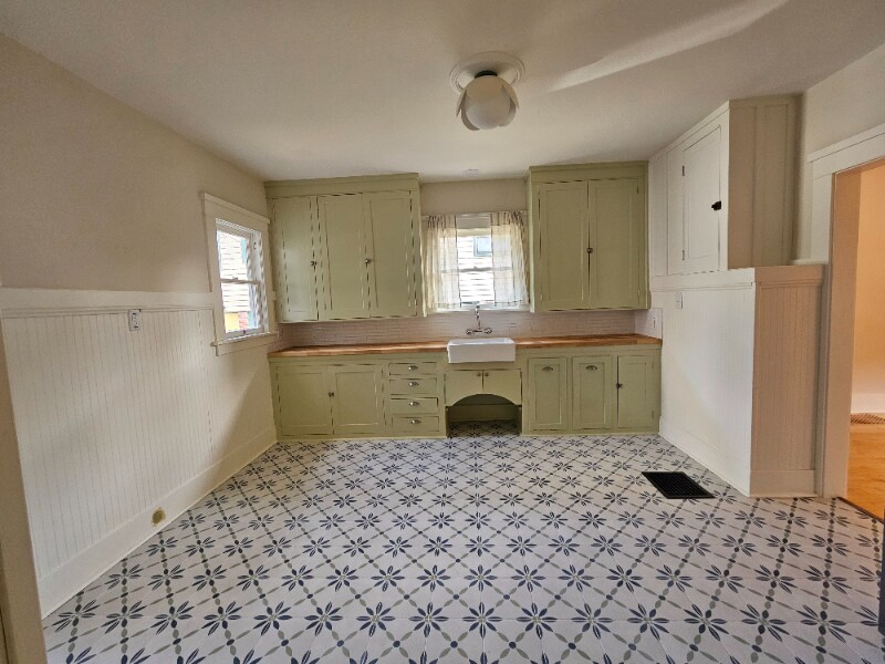 Building Photo - 3265 NE Alberta St