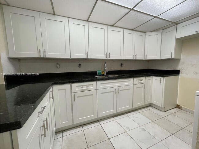 Building Photo - 10090 NW 80th Ct