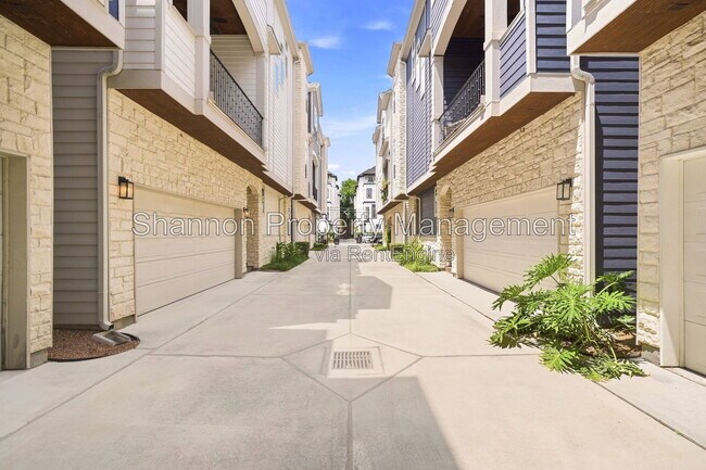 Building Photo - 1204 W 16th St