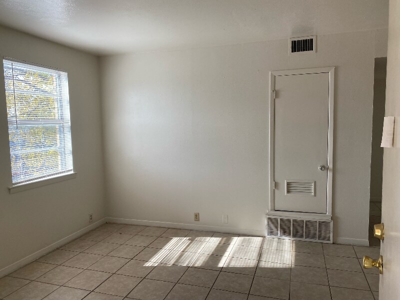 Building Photo - 414 E Avenue A