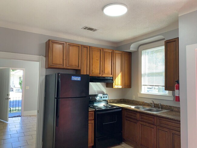 Building Photo - 2746 Gladiolus St