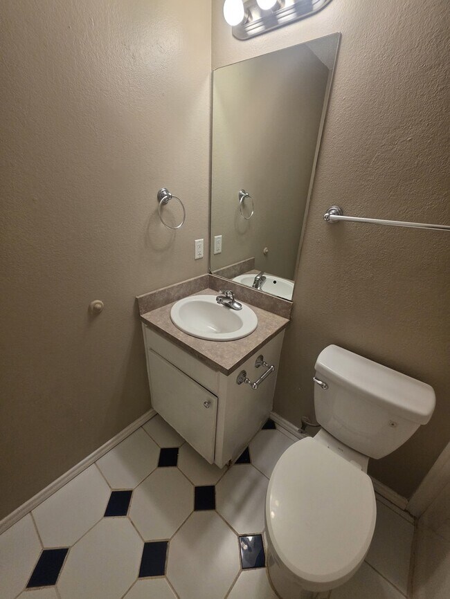 Building Photo - 4 bed 2 bath home