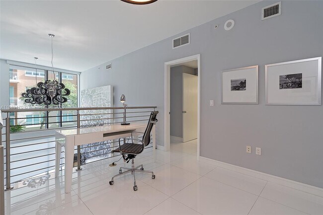Building Photo - 2020 N Bayshore Dr