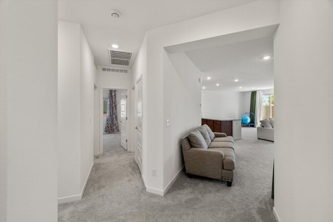 Building Photo - Spacious 3-Bed, 2-Bath Home with 2-Car Gar...
