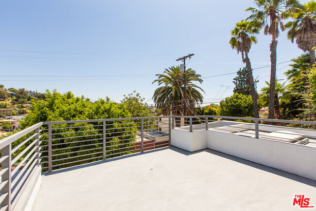 Building Photo - 3907 De Longpre Ave