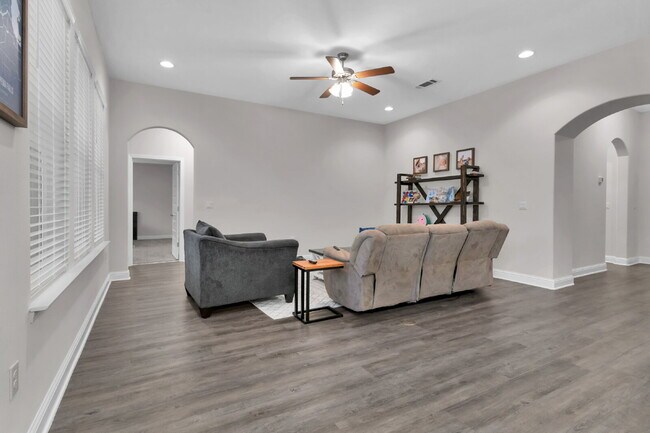 Building Photo - 8001 Silver Maple Dr
