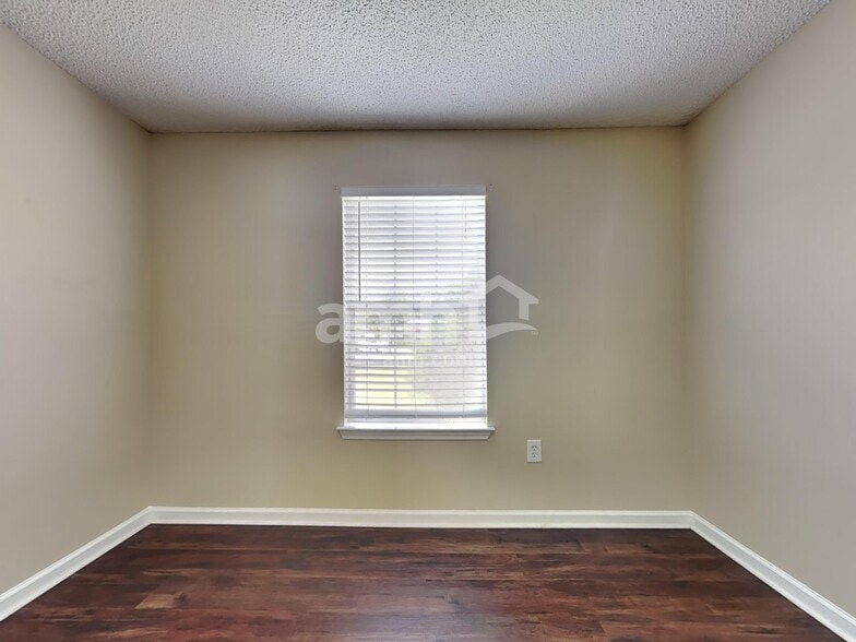 Building Photo - 28 Blue Lake St