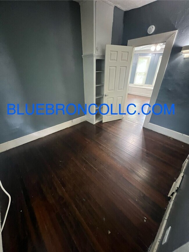 Building Photo - Cute 2 bedroom 1 bathroom home on corner lot.