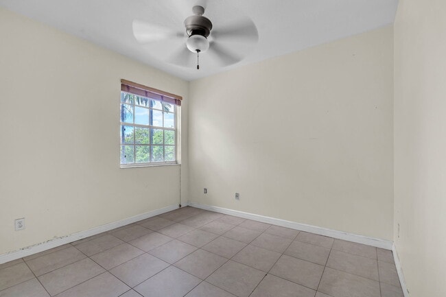 Building Photo - 5149 SW 137th Ave