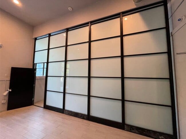 Building Photo - 2727 Houston Ave