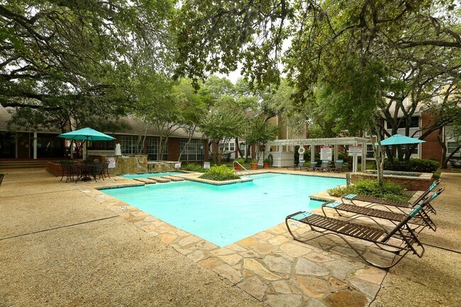 Building Photo - 2Bd Condo in Gated Community! Available No...